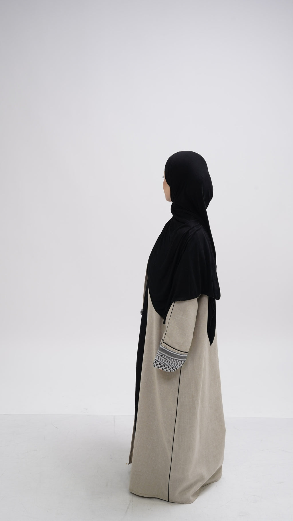 Signature kuffiyeh Sleeve Abaya in Oat